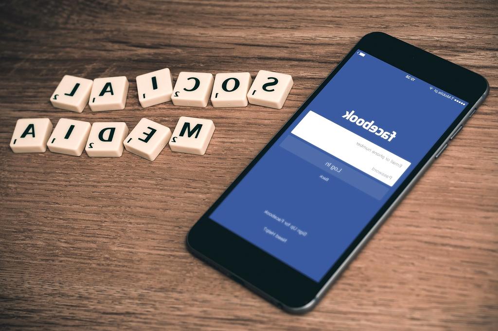 Ekran smartfona wyświetlający ikony różnych aplikacji mediów społecznościowych